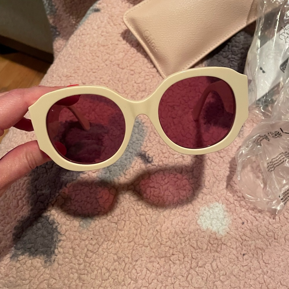 NWT Chloe white logo Sunglasses with Rose Lenses and case